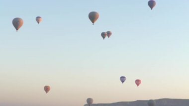 Kapadokya, Türkiye 'de gökyüzünde balonlar