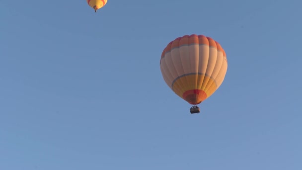 Ballonnen in de lucht boven Cappadocië, Turkije — Stockvideo