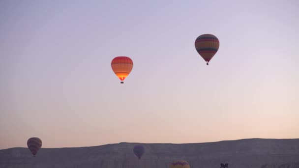 Globos en el cielo sobre Capadocia, Turquía — Vídeos de Stock