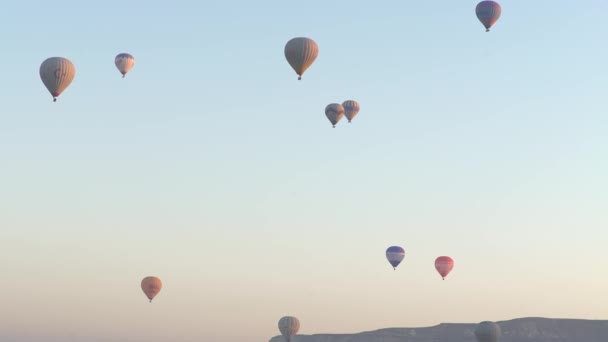 トルコのカッパドキア上空の気球 — ストック動画