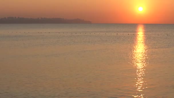 Hermoso paisaje marino: Sol sobre el mar cerca de la orilla — Vídeos de Stock