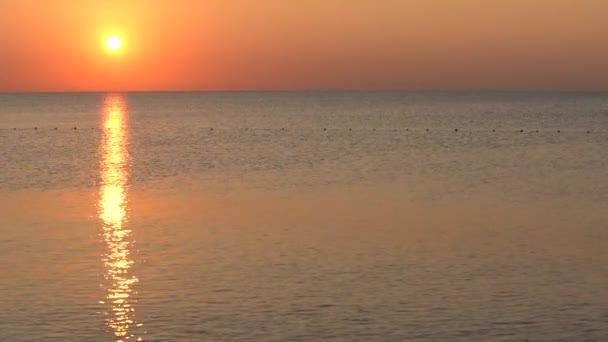 Prachtige zeegezicht: Zon boven de zee bij de kust — Stockvideo