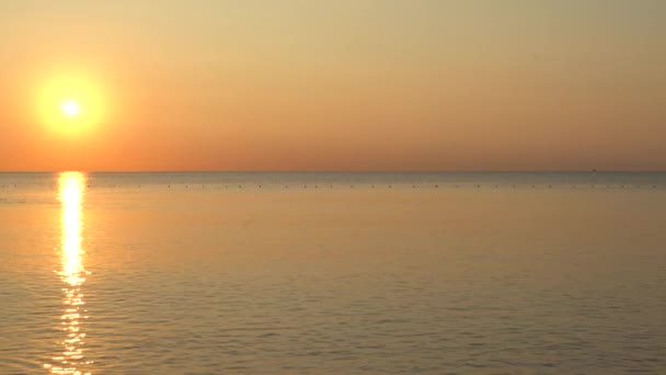 Prachtige zeegezicht: Zon boven de zee bij de kust — Stockvideo