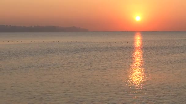 Солнце над морем недалеко от берега — стоковое видео
