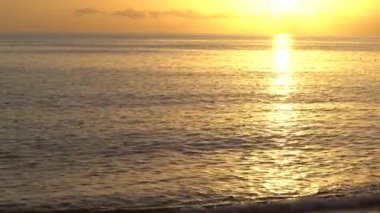 Güzel deniz manzarası, deniz kıyısındaki güneş.