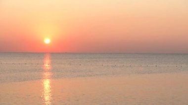 Güzel deniz manzarası, deniz kıyısındaki güneş.
