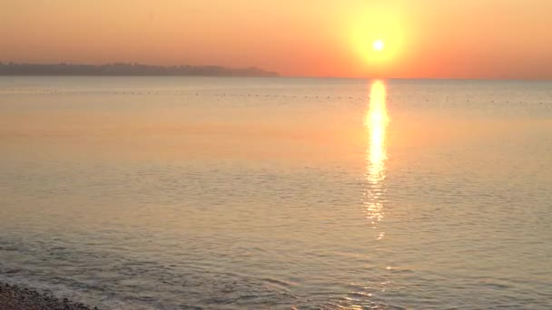 Schöne Meereslandschaft: Sonne über dem Meer in Küstennähe — Stockvideo