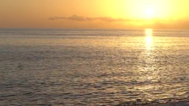 Hermoso paisaje marino: Sol sobre el mar cerca de la orilla — Vídeos de Stock