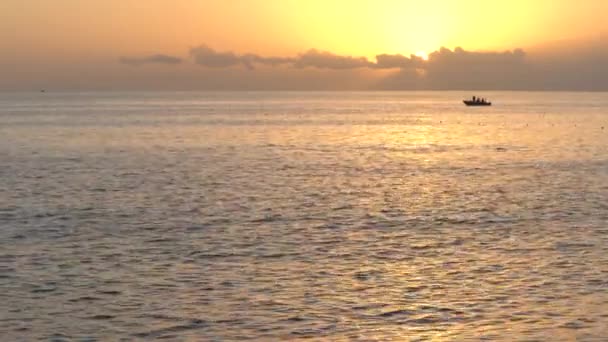 Piękny morski krajobraz: Słońce nad morzem w pobliżu brzegu — Wideo stockowe