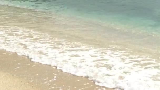 Zbliżenie brzegu morza na plaży — Wideo stockowe