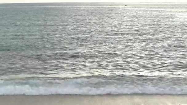 Havsvattenytan. Vackra kustlandskap i Medelhavet — Stockvideo