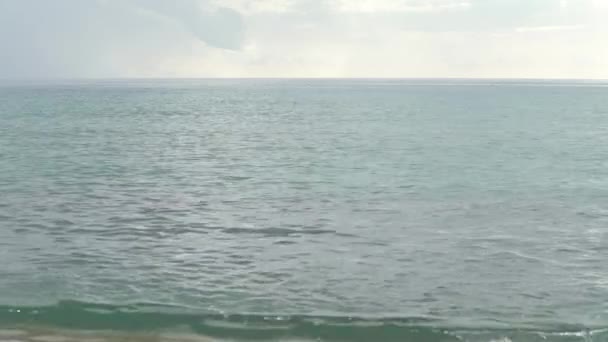 Морська поверхня води. Прекрасний морський пейзаж Середземного моря — стокове відео