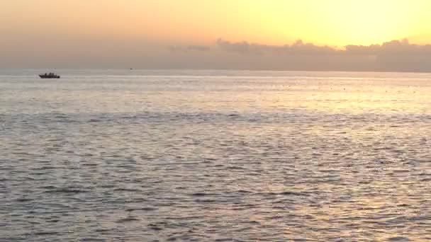 Поверхность морской воды. Красивый морской пейзаж Средиземного моря — стоковое видео