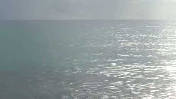 Povrch mořské vody. Nádherná přímořská pláň Středozemního moře — Stock video