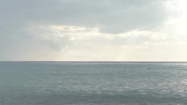 Zeewateroppervlak. Prachtige zeegezicht van de Middellandse Zee — Stockvideo