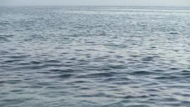 Deniz suyu yüzeyi. Akdeniz 'in güzel deniz manzarası — Stok video