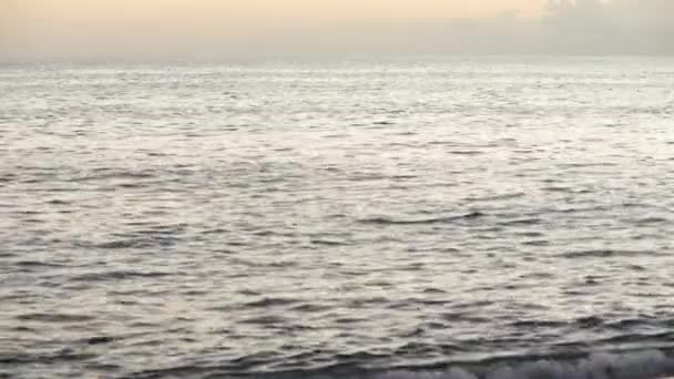 Поверхность морской воды. Красивый морской пейзаж Средиземного моря — стоковое видео