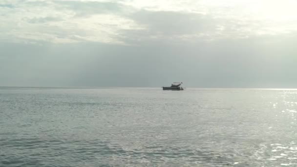 Havslandskap på stranden nära kusten. Turkiet — Stockvideo