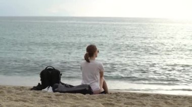 Türkiye 'nin Alanya kentinde deniz kenarında oturan kız