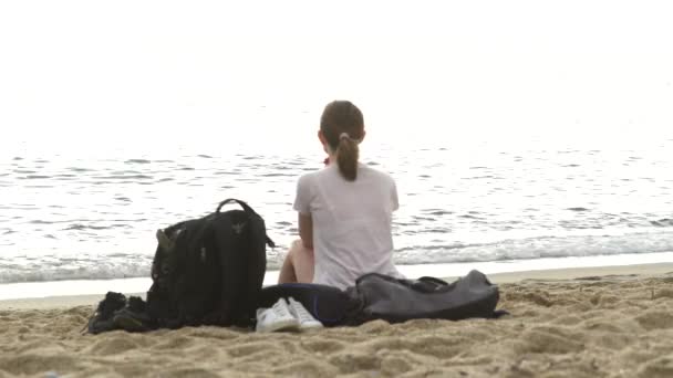 Meisje aan zee op het zand in Alanya, Turkije — Stockvideo