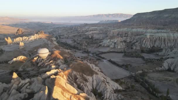 Каппадокия, Турция: Воздушные шары в небе. Вид с воздуха — стоковое видео