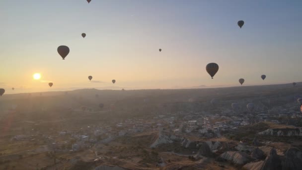 Καππαδοκία, Τουρκία: Μπαλόνια στον ουρανό. Αεροφωτογραφία — Αρχείο Βίντεο