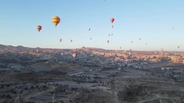 Cappadocië, Turkije: ballonnen in de lucht. Luchtzicht — Stockvideo