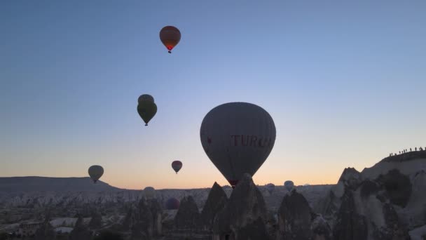 Kapadocja, Turcja: Balony na niebie. Widok z lotu ptaka — Wideo stockowe