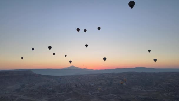 Καππαδοκία, Τουρκία: Μπαλόνια στον ουρανό. Αεροφωτογραφία — Αρχείο Βίντεο