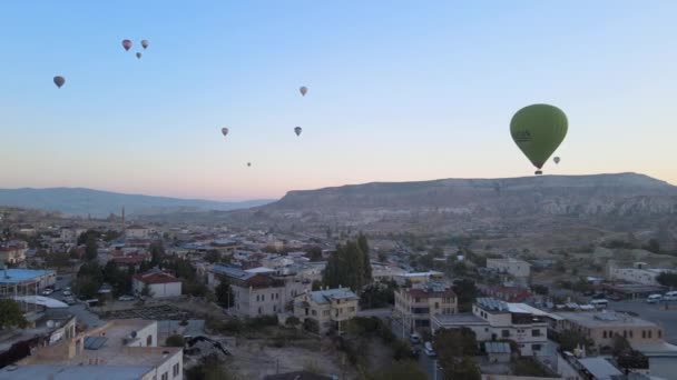 Capadocia, Turquía: Globos en el cielo. Vista aérea — Vídeo de stock