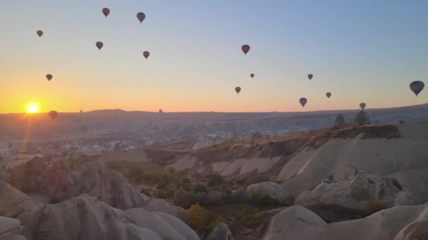 Cappadocia, Turecko: Balónky na obloze. Letecký pohled — Stock video