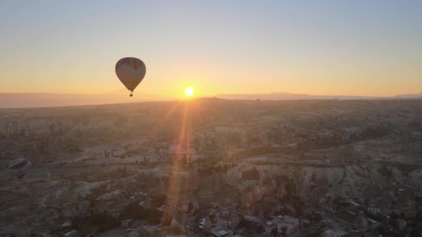 Capadocia, Turquía: Globos en el cielo. Vista aérea — Vídeo de stock