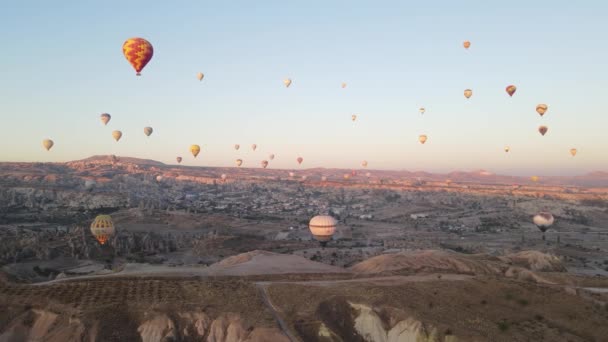Capadocia, Turquía: Globos en el cielo. Vista aérea — Vídeos de Stock