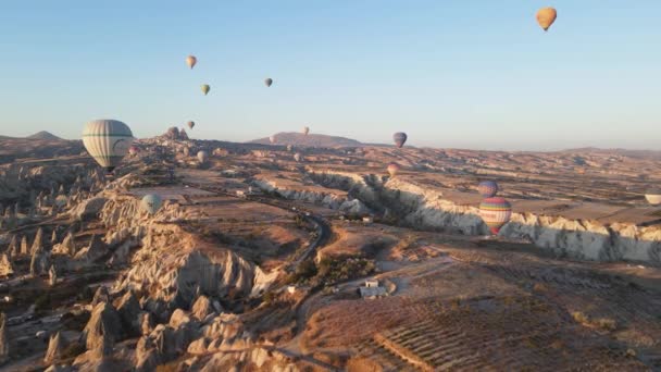 Kappadocia, Törökország: Léggömbök az égen. Légi felvétel — Stock videók