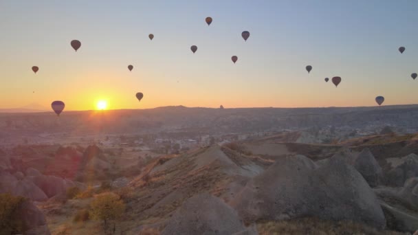 Kappadokien, Türkei: Luftballons am Himmel. Luftaufnahme — Stockvideo