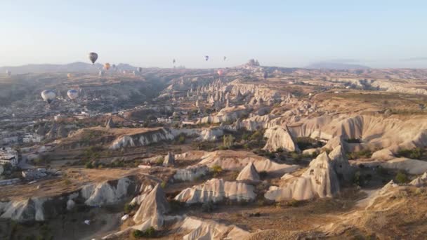 Cappadocië, Turkije: ballonnen in de lucht. Luchtzicht — Stockvideo