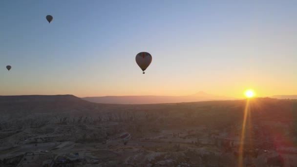 Kapadocja, Turcja: Balony na niebie. Widok z lotu ptaka — Wideo stockowe