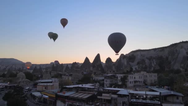 Cappadocia, Turecko: Balónky na obloze. Letecký pohled — Stock video