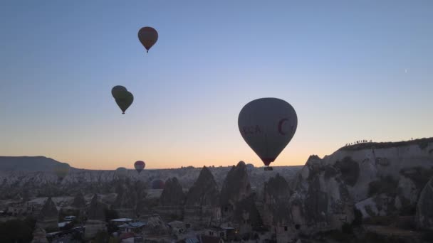 Kapadocja, Turcja: Balony na niebie. Widok z lotu ptaka — Wideo stockowe
