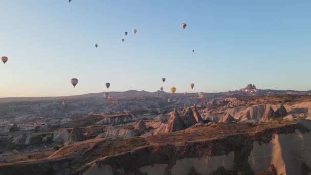 Kappadokien, Turkiet: Ballonger på himlen. Flygbild — Stockvideo