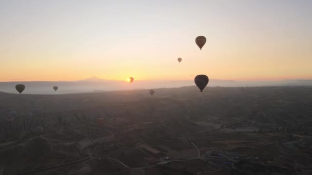 Kapadocja, Turcja: Balony na niebie. Widok z lotu ptaka — Wideo stockowe