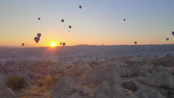 Kappadokien, Turkiet: Ballonger på himlen. Flygbild — Stockvideo