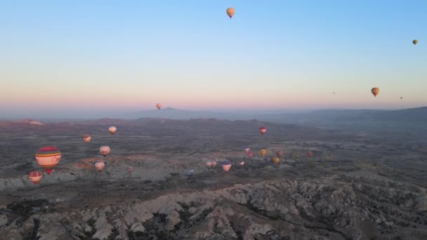 Kapadocja, Turcja: Balony na niebie. Widok z lotu ptaka — Wideo stockowe