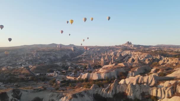 Kappadokien, Türkei: Luftballons am Himmel. Luftaufnahme — Stockvideo