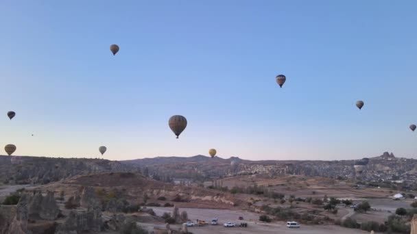 Kapadocja, Turcja: Balony na niebie. Widok z lotu ptaka — Wideo stockowe