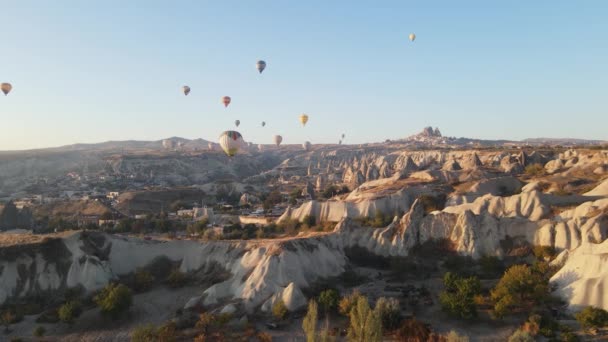 Cappadoce, Turquie : Ballons dans le ciel. Vue aérienne — Video