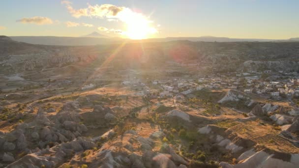 Solen över Goreme. Kappadokien, Turkiet. Flygbild — Stockvideo