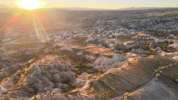 Slunce nad Goreme. Cappadocia, Turecko. Letecký pohled — Stock video