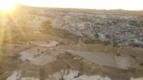 Slunce nad Goreme. Cappadocia, Turecko. Letecký pohled — Stock video