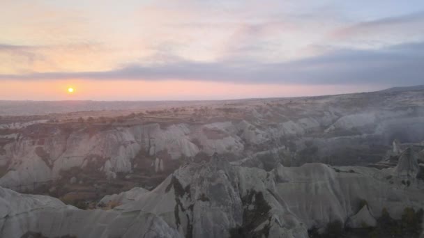 ゴーメの上に太陽。トルコのカッパドキア。空中風景 — ストック動画